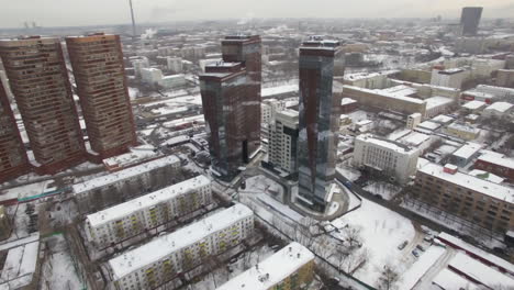 Eine-Luftaufnahme-Einer-Mit-Schnee-Bedeckten-Stadtlandschaft