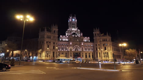 Zeitraffer-Des-Verkehrs-Am-Cibeles-Platz-Bei-Nacht-In-Madrid,-Spanien