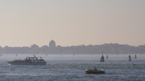 Ein-Motorboot-überquert-Das-Wasser-Vor-Dem-Wunderschönen-Blick-Auf-Venedig-Am-Abend