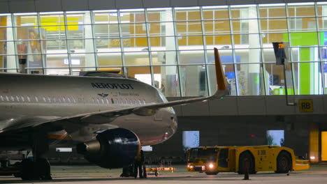 Timelapse-of-getting-ready-for-Aeroflot-airplane-pushback-Moscow