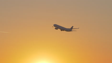 Flugzeug-Der-China-Eastern-Airlines-Fliegt-Bei-Sonnenuntergang-Gegen-Den-Himmel