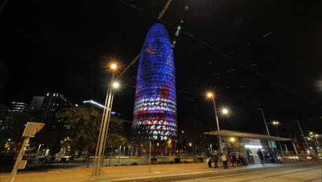 Timelapse-Nocturno-De-Barcelona-Con-Torre-Iluminada-Agbar-España