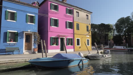 Bunte-Fassaden-Kleiner-Häuser-Im-Italienischen-Burano-An-Einem-Sonnigen-Tag
