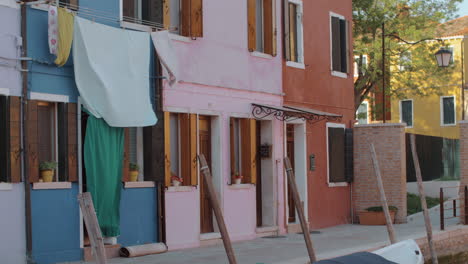 Colorful-residential-facades-of-italian-Burano