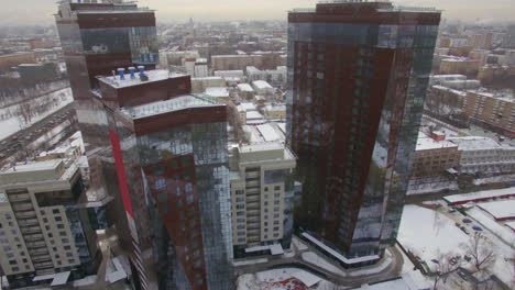 Eine-Luftaufnahme-Von-Zwei-Glänzenden-Gebäuden-In-Der-Städtischen-Umgebung