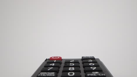 Fokussiertes-Makro-Einer-Schwarzen-TV-Fernbedienung-Auf-Weißem-Hintergrund