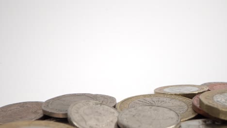 Stapel-Umlaufender-Britischer-Münzen-Auf-Weißem-Hintergrund