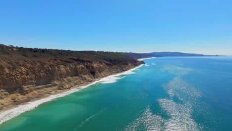 Cliffs-And-Turquoise-Sea,-Torrey-Pines-State-Beach-In-San-Diego,-California,-USA---aerial-shot
