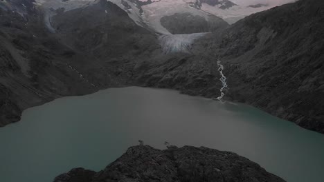 Vista-Aérea-Del-Glaciar-Gauli-En-La-Región-Del-Oberland-Bernés-De-Los-Alpes-Suizos-Con-Una-Vista-Panorámica-Desde-El-Lago-Hacia-El-Glaciar-En-Un-Día-Nublado