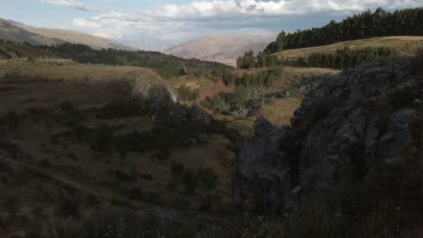 Hügelige-Landschaft-Am-Nördlichen-Stadtrand-Der-Stadt-Cusco-In-Peru