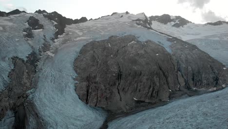 Vista-Aérea-Del-Glaciar-Gauli-En-La-Región-Del-Oberland-Bernés-De-Los-Alpes-Suizos-Con-Vistas-Al-Pico-Y-El-Hielo-De-Ewigschneehorn