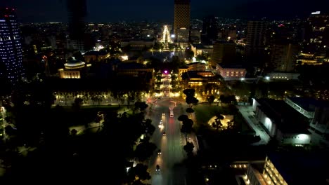 Luftaufnahme-Von-Tirana-Bei-Nacht,-Mit-Boulevardlichtern,-Verkehr-Und-Stadtautos,-Die-Ein-Spektakuläres-Stadtbild-Bilden