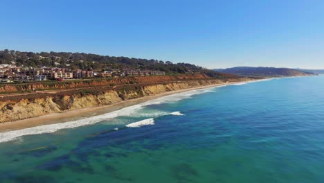 Drone-Shot-Of-Del-Mar-Coastline-And-Beach-In-San-Diego-County,-California,-USA