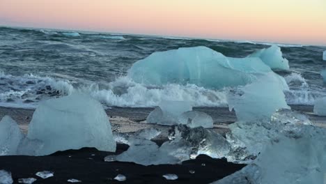 Icebergs-Y-Bloques-De-Hielo-En-La-Arena-Negra-De-La-Costa-De-Islandia