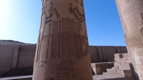 Templo-De-Kom-Ombo,-Alto-Egipto---Tallas-En-La-Columna-Del-Templo---Cerrar