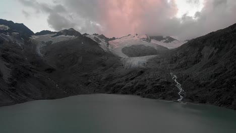 Vista-Aérea-Del-Glaciar-Y-El-Lago-Gauli-En-La-Región-Del-Oberland-Bernés-De-Los-Alpes-Suizos-Al-Final-De-Un-Día-Nublado