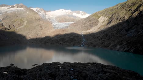 Luftaufnahme-Des-Gallier-Gletschers-Im-Berner-Oberland-Der-Schweizer-Alpen-Mit-Blick-Auf-Den-Gletschersee-Im-Schatten-Des-Sonnenaufgangs