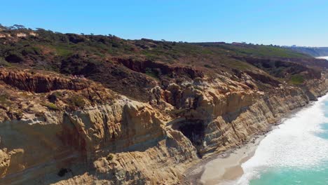 Coastal-Cliffs-And-Ocean,-Torrey-Pines-State-Beach-In-San-Diego,-California---aerial-drone-shot