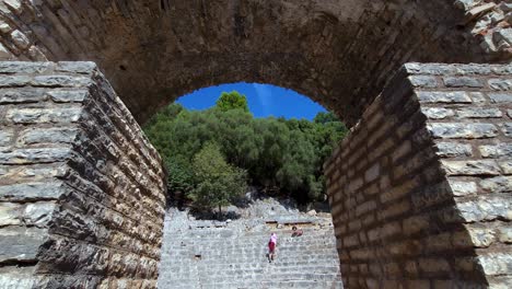 Eine-Gruppe-Von-Touristen-Besucht-Das-Prächtige-Amphitheater-An-Der-Archäologischen-Stätte-Der-Antiken-Stadt-Butrint