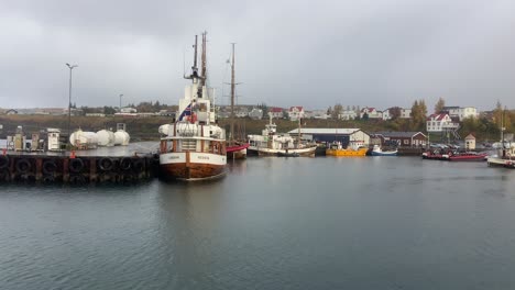 Typische-Isländische-Holzboote-Vertäut-An-Regnerischen-Tagen-Im-Hafen-Von-Husavik