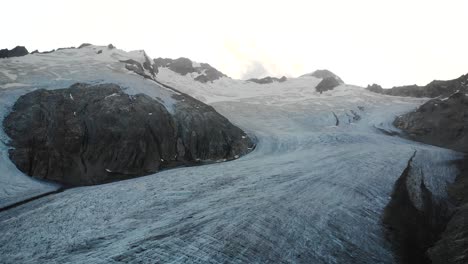 Luftkampf-Um-Den-Gauli-Gletscher-Im-Berner-Oberland-Der-Schweizer-Alpen-Mit-Blick-Auf-Das-Gletschereis-Bei-Sonnenuntergang