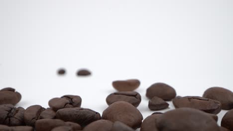 Weitläufige-Makroaufnahme-Der-Kaffeebohnenlandschaft
