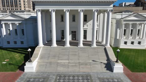 Virginia-State-Capitol-In-Richmond,-Virginia,-Präsentiert-Seine-Neoklassizistische-Architektur-Mit-Ikonischen-Weißen-Säulen