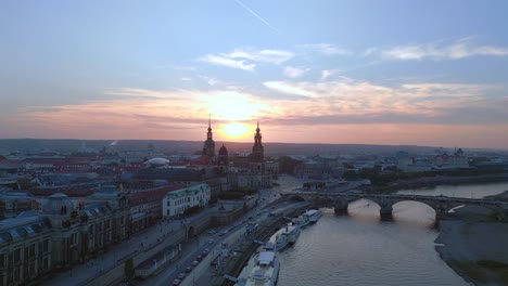 Fantastische-Luftaufnahme-Von-Oben,-Flug,-Sonnenuntergang,-Stadt,-Dresden,-Kirche,-Kathedrale,-Brücke,-Fluss