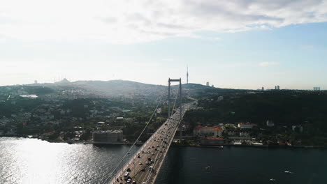 Drohne-Nimmt-Video-Von-Oben-Auf-Der-Bosporus-Brücke-Auf,-Die-Zwei-Kontinente-Im-Bosporus-Verbindet