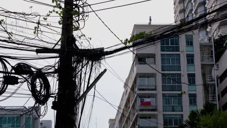 Die-Chilenische-Nationalflagge-Wird-Vor-Einem-Fenster-Einer-Eigentumswohnung-In-Sukhumvit-30,-Soi-Philippines,-Bangkok,-Thailand-Angezeigt