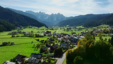 Schöne-Luftaufnahme-Der-Gemeinde-Gosau-In-Österreich