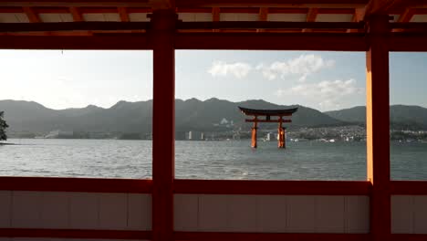 Blick-Auf-Jinja-Otorii,-Eingerahmt-Durch-Den-Auftrittsbereich-Des-Linken-Musikers-In-Itsukushima,-Japan