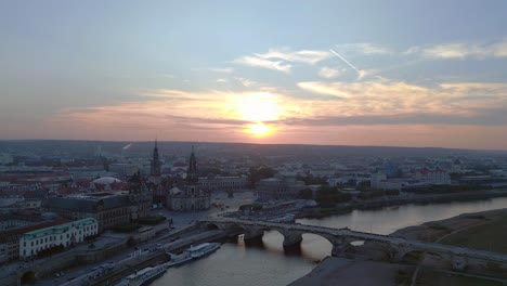 Perfekte-Luftaufnahme-Von-Oben,-Flug,-Sonnenuntergang,-Stadt,-Dresden,-Kirche,-Kathedrale,-Brücke,-Fluss