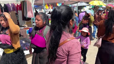 Lokaler-Markt-Mit-Frau-In-Traditioneller-Kleidung-Aus-Mexikanischem-Chiapas