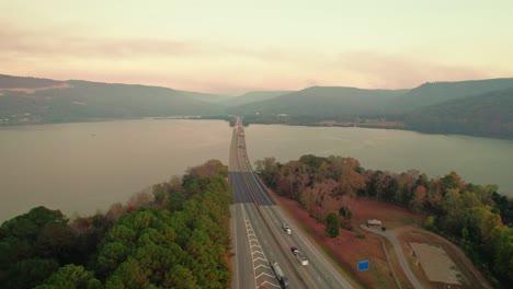 Hohe-Luftaufnahme-Des-Eingangs-Zur-Tennessee-River-Bridge-über-Den-Ohio-River