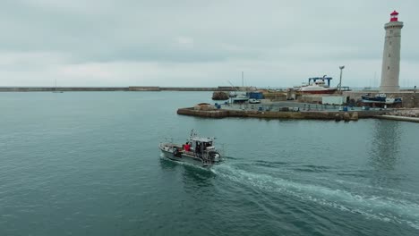 Wissenschaftler-Auf-Einem-Motorboot-Forschen-Zur-Globalen-Erwärmung-Entlang-Der-Küste-Von-Sète,-Frankreich
