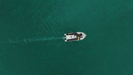 Von-Oben-Nach-Unten-Luftaufnahme-Eines-Motorboots,-Das-Durch-Das-Türkisfarbene-Mittelmeer-Navigiert,-Wissenschaftler-Auf-Expedition-Zur-Globalen-Erwärmung
