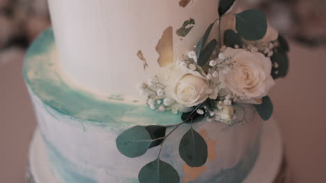 Artistic-Wedding-Cake-with-Floral-Accent