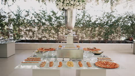 Elegantes-Hochzeitsbuffet-Mit-Blumendekor