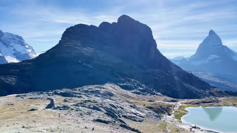 Libertad-De-Montaña:-Paisaje-Montañoso-De-Matterhorn-Cerca-De-Rotenboden-Y-Gornergart,-Suiza,-Europa-|-Vista-Espectacular-De-La-Ladera-Y-Esculturas-De-Roca,-Caminatas