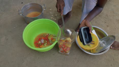 Schwarze-Köchin-Bereitet-Traditionelles-Westafrikanisches-Fufu-Essen-Zu-Und-Mischt-Das-Gemüse