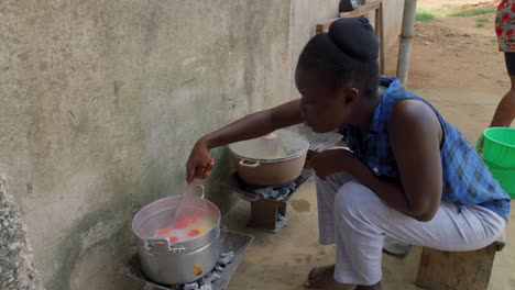 Joven-Mujer-Negra-Preparando-Comida-Tradicional-Fufu-Ghanesa-En-La-Cocina-Al-Aire-Libre