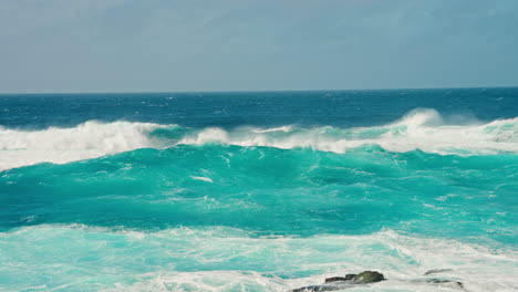 Slow-motion-shot-of-colorful-turquoise-ocean-waves