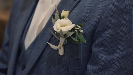 Groom's-Boutonniere-on-Blue-Checkered-Suit