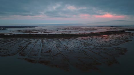 Eine-Luftaufnahme-über-Die-Salzwiesen-In-Freeport,-New-York,-Während-Eines-Bewölkten-Sonnenuntergangs