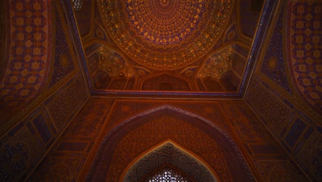 Registan-Samarkand-Stadt-Usbekistan-Unter-Der-Kuppel-Der-Tilya-Kari-Medresse-Islamische-Architektur-35-Von-38