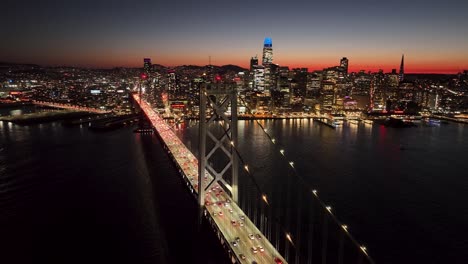 Sonnenuntergang-An-Der-Oakland-Bay-Bridge-In-Oakland-In-Kalifornien,-Vereinigte-Staaten