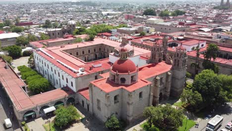 Umlaufbahn-Einer-Kirche-In-Morelia,-Mexiko