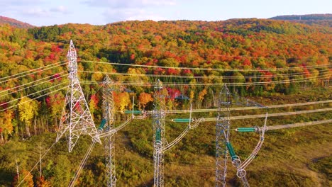 Große-Stromübertragungsleitungen-In-Einer-Farbenfrohen-Herbstkulisse