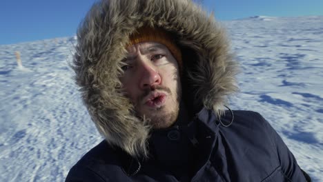 Mann,-Der-An-Einem-Sonnigen-Tag-Sein-Gesicht-In-Einem-Sich-Drehenden-Selfie-Auf-Einem-Verschneiten-Berg-Aufzeichnet